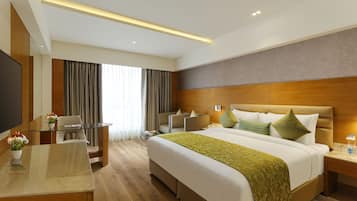 Habitación Deluxe doble, 1 cama de matrimonio grande | Minibar, caja fuerte, escritorio y sistema de insonorización