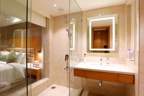 Ducha, artículos de higiene personal gratuitos, albornoces y toallas