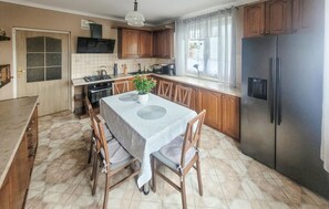 Fridge, oven, stovetop, dishwasher