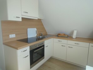 Kühlschrank, Ofen, Wasserkocher mit Kaffee-/Teezubehör, Wasserkocher