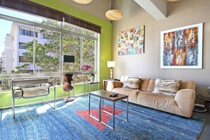 Departamento, 1 habitación | Sala de estar | Televisión de pantalla plana 