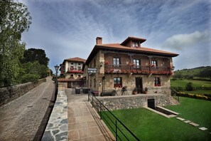 Front of property - Posada Rural La Solana (Santillana del Mar)