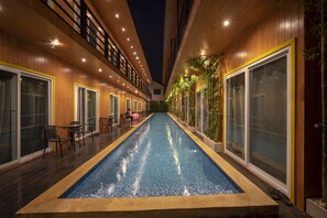 Una piscina al aire libre