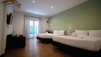 Tremannsrom, balkong | Safe på rommet, blendingsgardiner, wi-fi (inkludert) og sengetøy