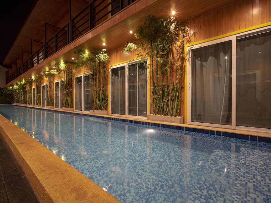 Una piscina al aire libre