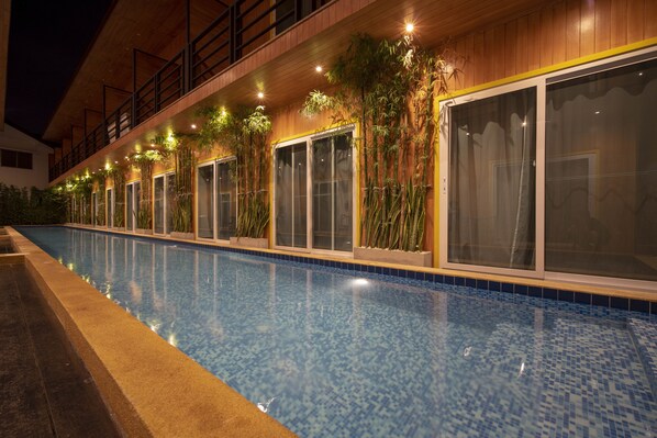 Outdoor pool - Resort V - MRT Huai Khwang (Bangkok)