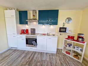 Refrigerador, microondas, horno y cafetera y tetera 