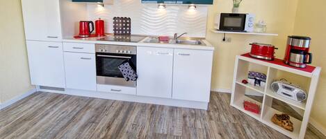 Kjøleskap, mikrobølgeovn, ovn og kaffetrakter/tekoker