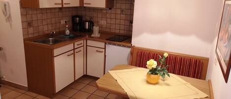 Réfrigérateur, micro-ondes, plaque de cuisson, cafetiÚre/bouilloire