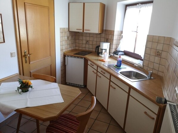 Kühlschrank, Mikrowelle, Herdplatte, Wasserkocher mit Kaffee-/Teezubehör