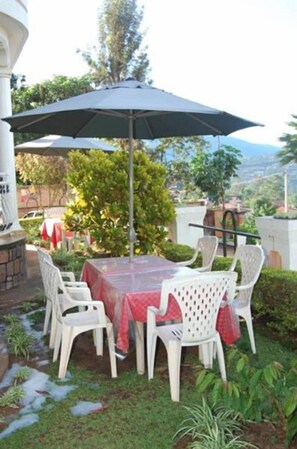 Outdoor dining - Step Town Hotel (Kigali)