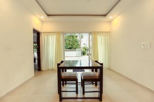 Habitación Deluxe doble, 1 cama de matrimonio grande | Servicio de habitaciones - Comidas