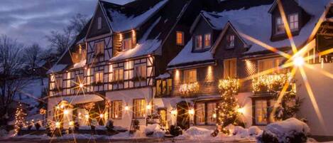 Fachada de la propiedad por la tarde o noche