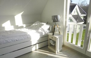 2 bedrooms, travel cot, free WiFi, bed sheets