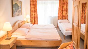 2 bedrooms, internet, bed sheets