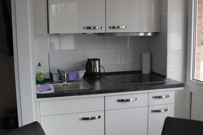 Køleskab, mikrobølgeovn, opvaskemaskine, kaffe-/temaskine