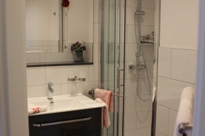Douche, sèche-cheveux, serviettes fournies