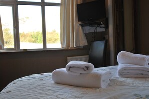 Double Room (Room5) | Free WiFi, bed sheets