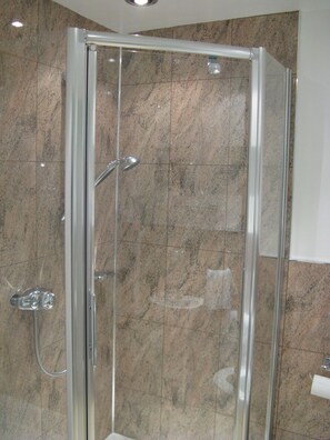 Habitación doble, baño privado, planta baja (Room1) | Ducha del cuarto de baño