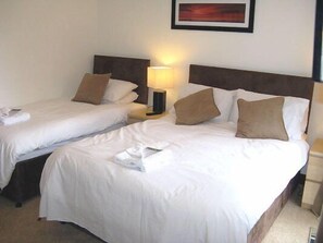 Desk, free cots/infant beds, free WiFi, bed sheets - Dumfries Villa (Dumfries)