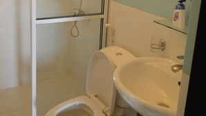 A bathroom with a glass-enclosed shower, a toilet, and a sink. - BRAMA Servizez - Capital Park (Colombo)