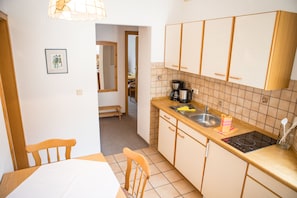 Kühlschrank, Herdplatte, Wasserkocher mit Kaffee-/Teezubehör, Toaster