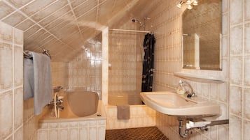 House | Bathroom | Separate tub and shower, free toiletries, towels