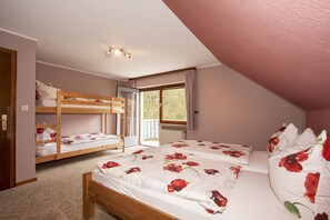 House | Iron/ironing board, cribs/infant beds, free WiFi, bed sheets