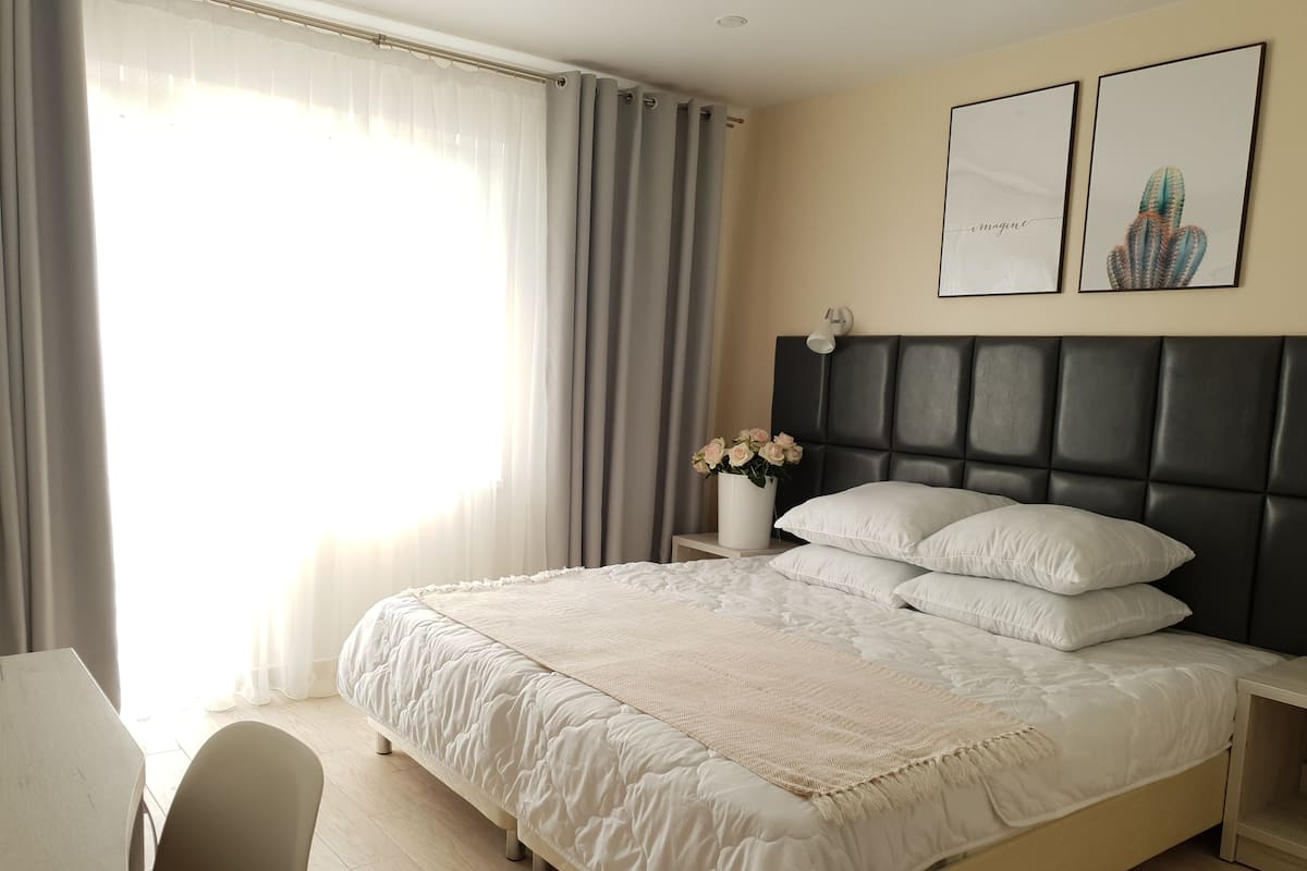 1 kamar tidur, seprai premium, meja kerja, dan tirai kedap cahaya