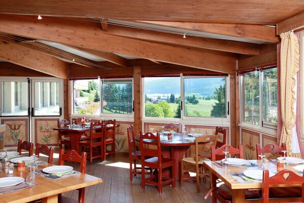 Se sirven desayunos, almuerzos y cenas; cocina regional