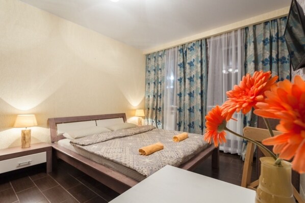 Een bureau, een strijkplank/strijkijzer, gratis wifi