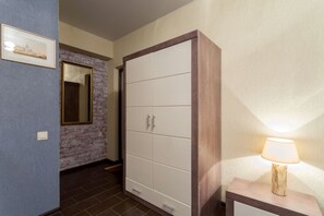 Een bureau, een strijkplank/strijkijzer, gratis wifi