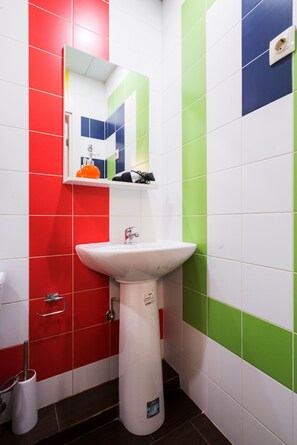 Departamento (3) | Baño | Regadera, amenidades de baño gratuitas, secadora de cabello