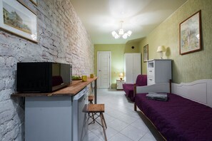 Appartement (5) | Privékeuken | Een koelkast, een magnetron, kookgerei, borden en bestek