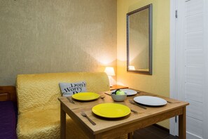 Appartement (4) | Een bureau, een strijkplank/strijkijzer, gratis wifi