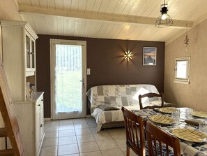 Dining - Cozy House with Mezzanine, Heated Pool, Tennis Court, and Patio near Beach – Sleeps 5 (Bretignolles-sur-Mer)