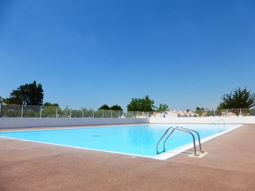 Cozy House with Mezzanine, Heated Pool, Tennis Court, and Patio near Beach – Sleeps 5