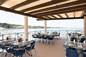 供应早餐、午餐和晚餐