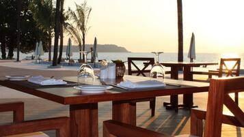 Se sirven desayunos, comidas y cocina internacional con vista a la playa