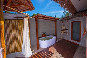 Bathtub, free toiletries, hair dryer, slippers - Pristine Mermaid Resort (Ngapali)
