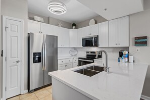 Jääkaappi, mikroaaltouuni, uuni, liesi