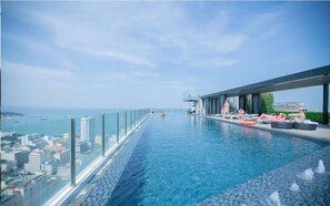Outdoor pool - The Base Central Pattaya by Minsu (Pattaya)