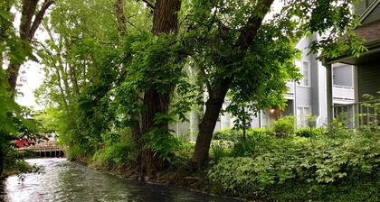Walnut Mews - Quiet Creekside townhome next to Pearl Street
