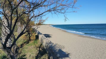 Una spiaggia nelle vicinanze