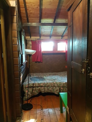 Xalet bàsic, diversos llits | 1 dormitori, roba de llit i habitacions accessibles amb cadira de rodes
