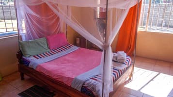 Quarto casal standard, 1 cama de casal | Frigobar, cortinas blackout, ferros/tábuas de passar roupa