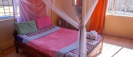 Habitación doble estándar, 1 cama matrimonial | Minibar, cortinas blackout y tabla de planchar con plancha