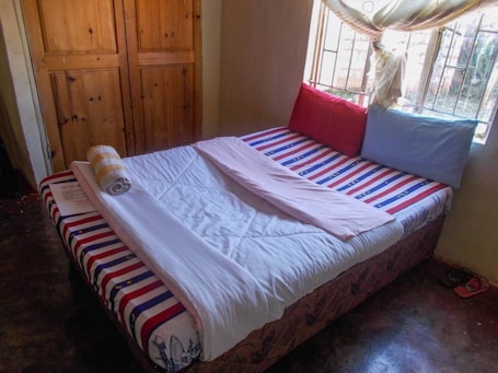 Minibar, cortinas blackout y tabla de planchar con plancha