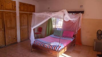 Quarto casal standard, 1 cama de casal | Frigobar, cortinas blackout, ferros/tábuas de passar roupa