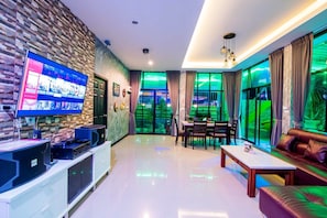 5 Bedrooms Villa | Sala de estar | Televisión LCD